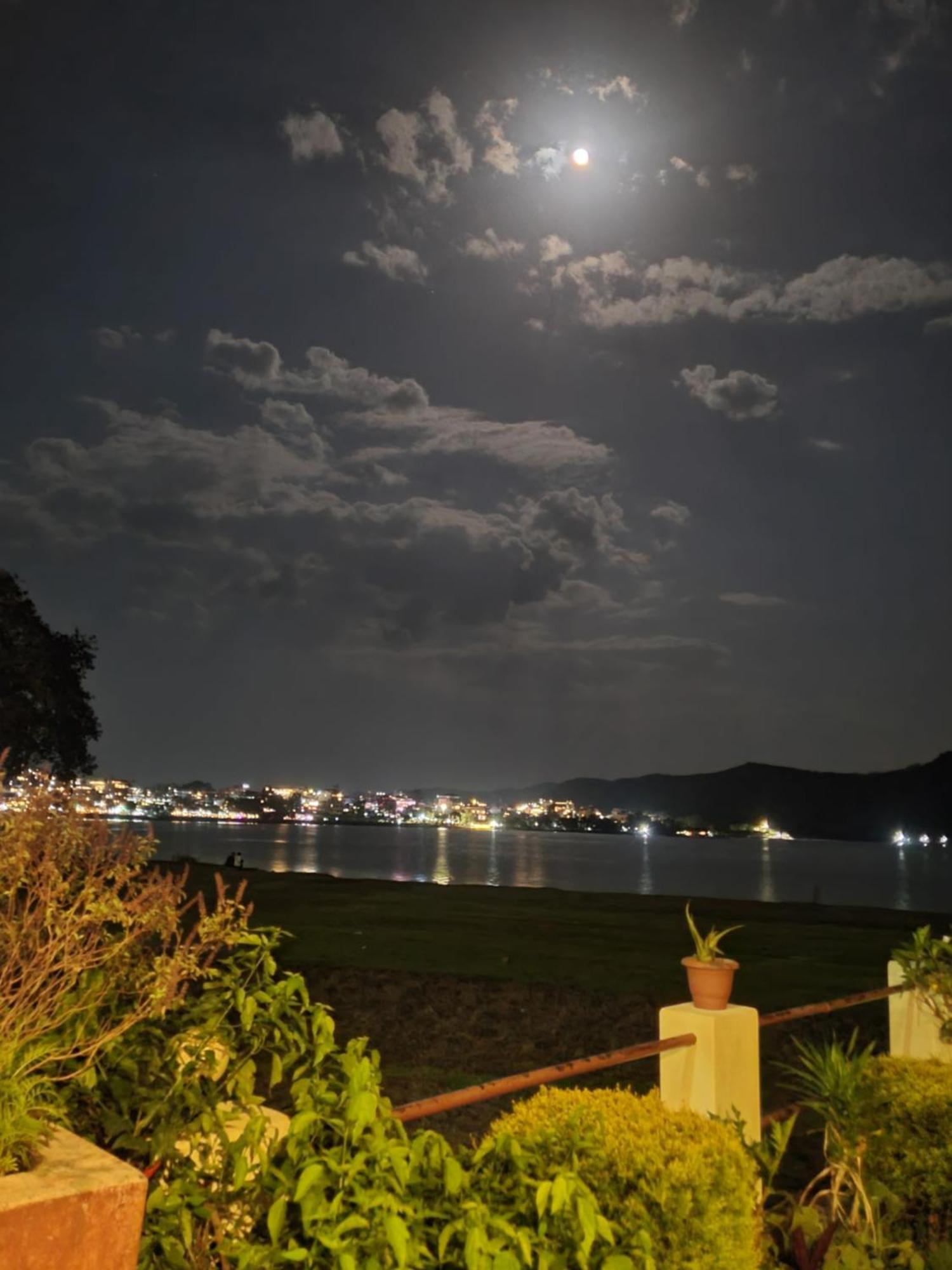 Hotel Waterside 포카라 외부 사진
